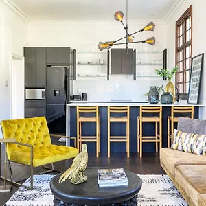  Apartment Secure & Central: With Views Of Table Mountain